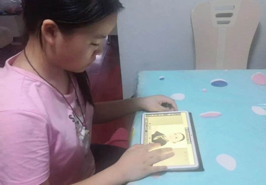 学生为老师绘制Q版卡通头像，萌翻全校！