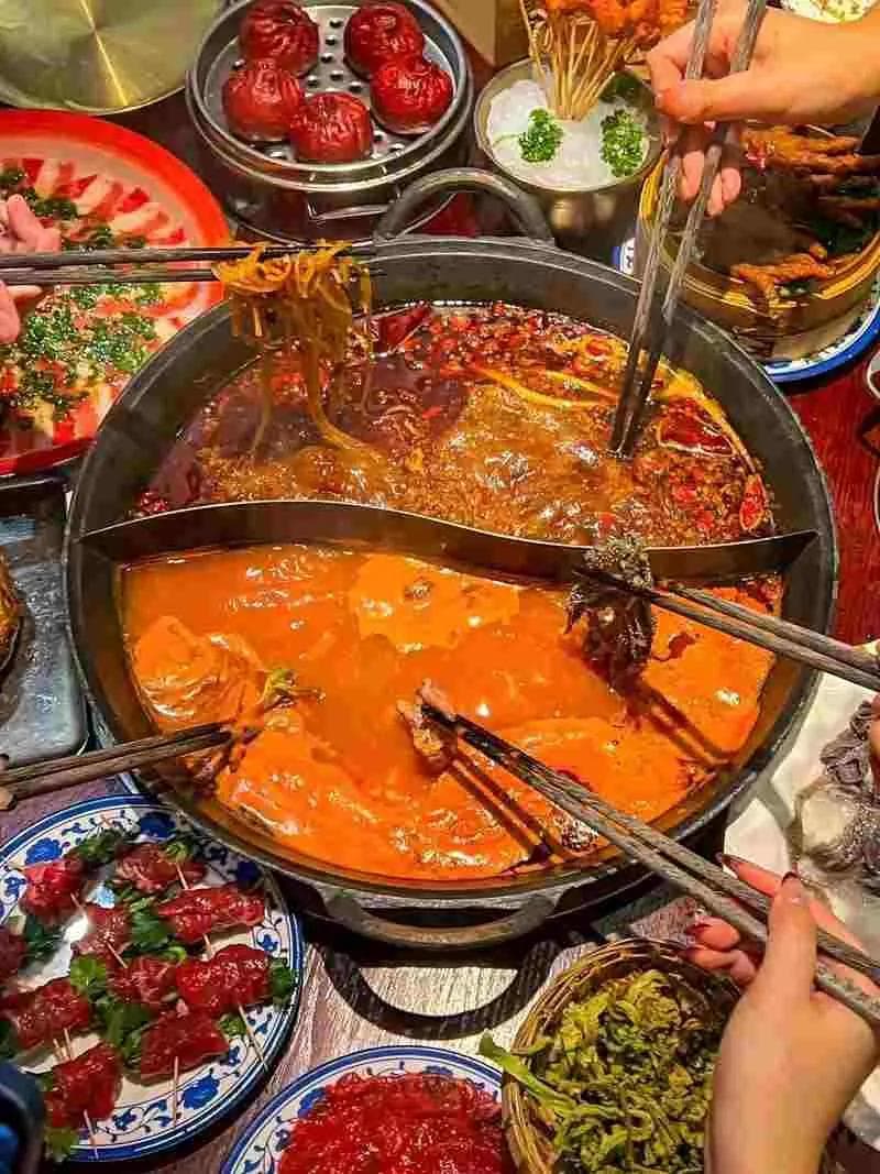 重庆火锅：热辣温情，传承文化的生活态度
