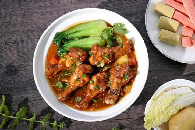 红烧鸡腿的做法，鸡腿块裹上香料，确保肉质鲜嫩
