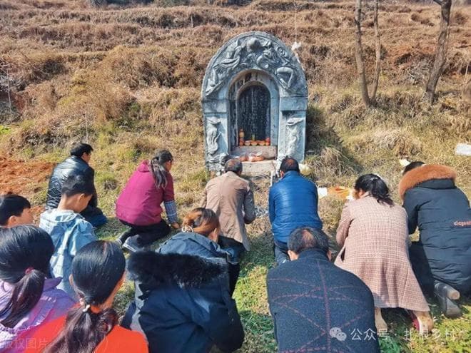 广西的奇怪习俗：人去世安葬了，为何几年后又挖出来重新安葬？