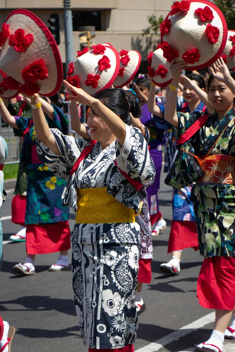 夏富古村外嫁女盛装回娘家，传统习俗大揭秘！