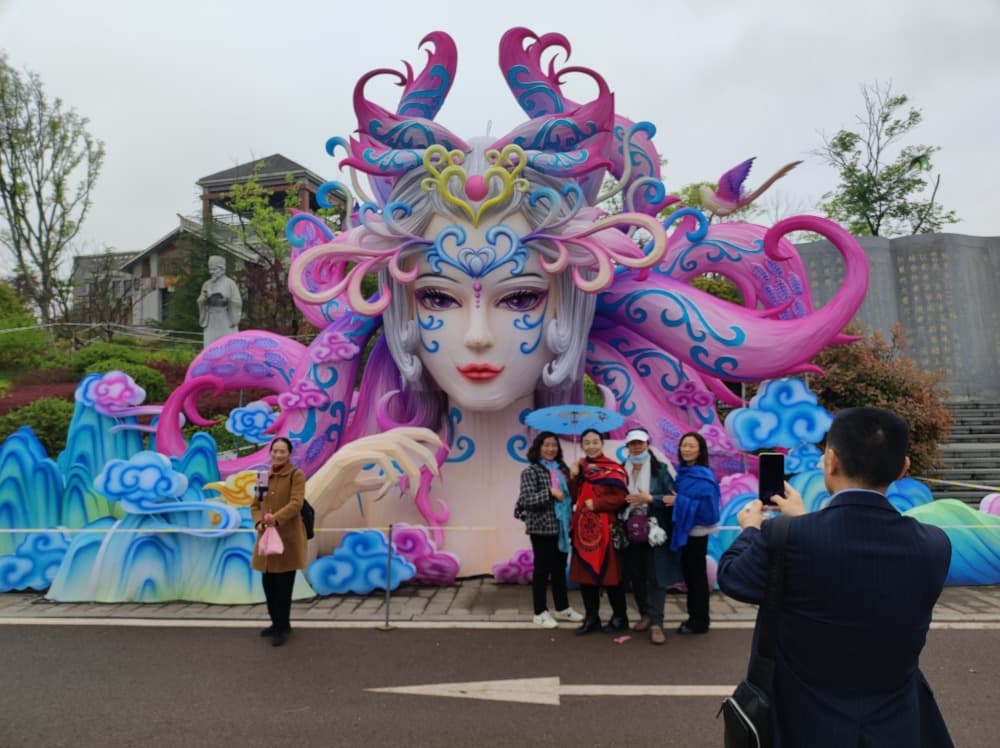 遵义百草园景区"花样"频出，吸引众多市民打卡
