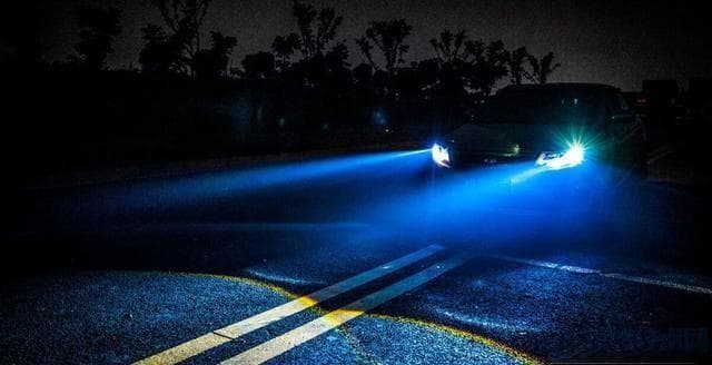 夜间会车灯光使用规范：避免远光灯滥用引发的安全隐患
