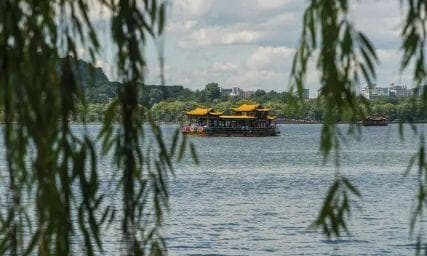 杭州西湖十景，以苏堤春晓、断桥残雪、曲院风荷等景点而闻名天下