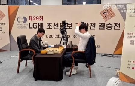 柯洁因裁判争议判罚退赛，卞相壹夺得LG杯冠军
