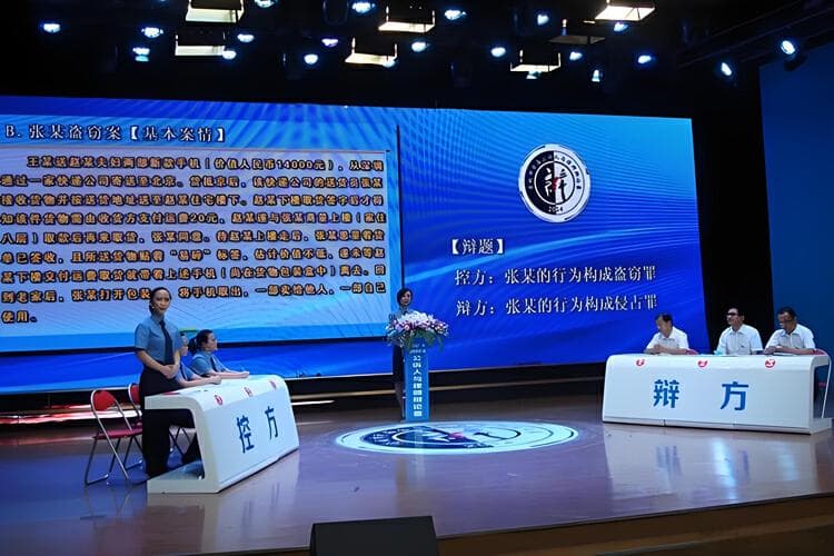 辩论赛评委依据什么标准进行评分呢？