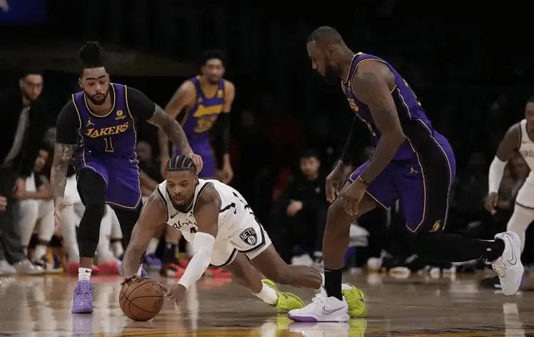 NBA巨星对决！湖人詹姆斯率队迎战篮网杜兰特，湖人队以116-113险胜篮网队