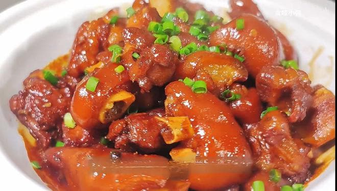 除夕年夜饭桌上，这道“香浓软糯”红烧猪脚一定要加上
