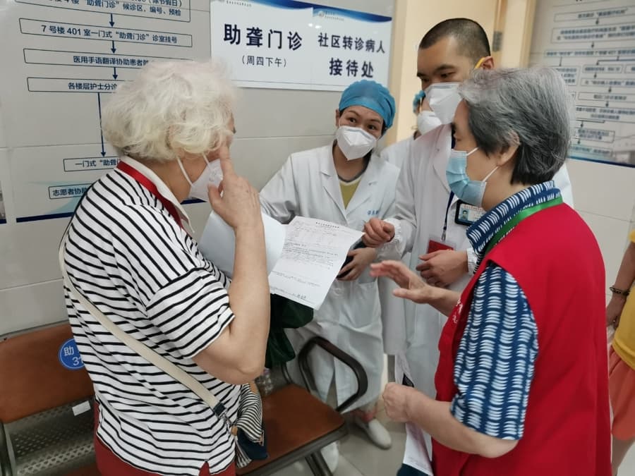老龄化社会陪诊日渐“刚需化”，良性发展需要跨过哪些槛