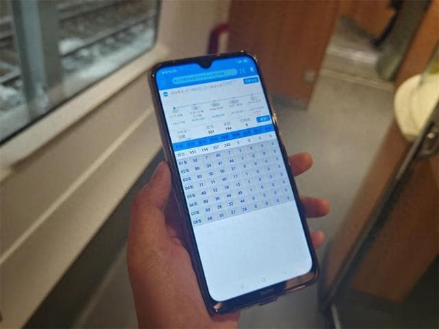 乘务员上班时怎么总看手机？其实他们在看……