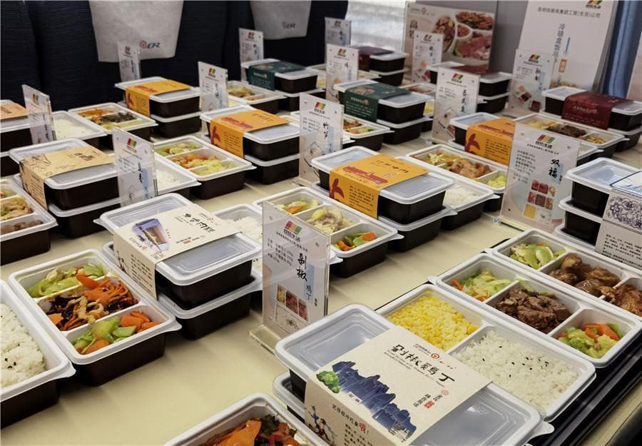 中老铁路国际列车优化餐饮服务，三语标识配15类民族特色餐