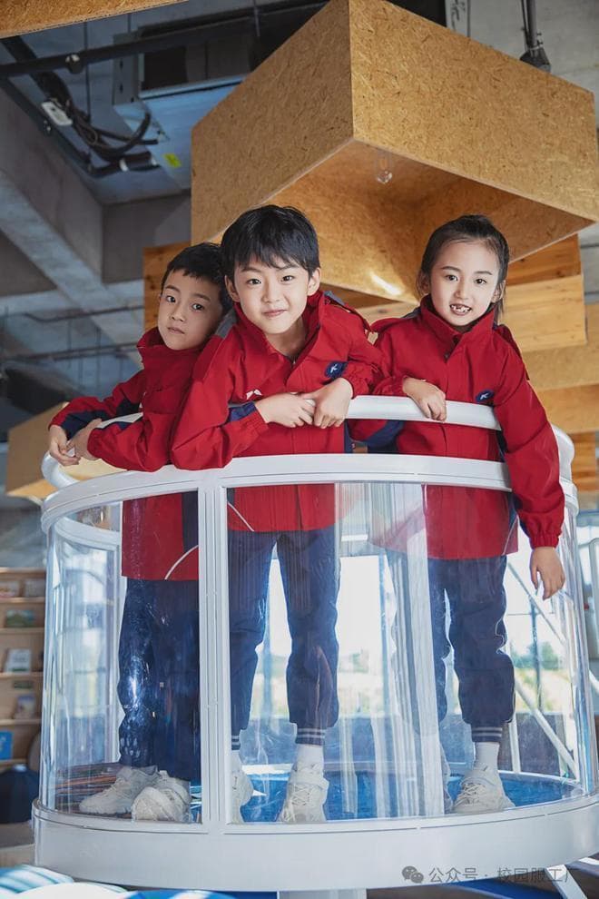 校服设计的教育意义：培养学生的身份认同感