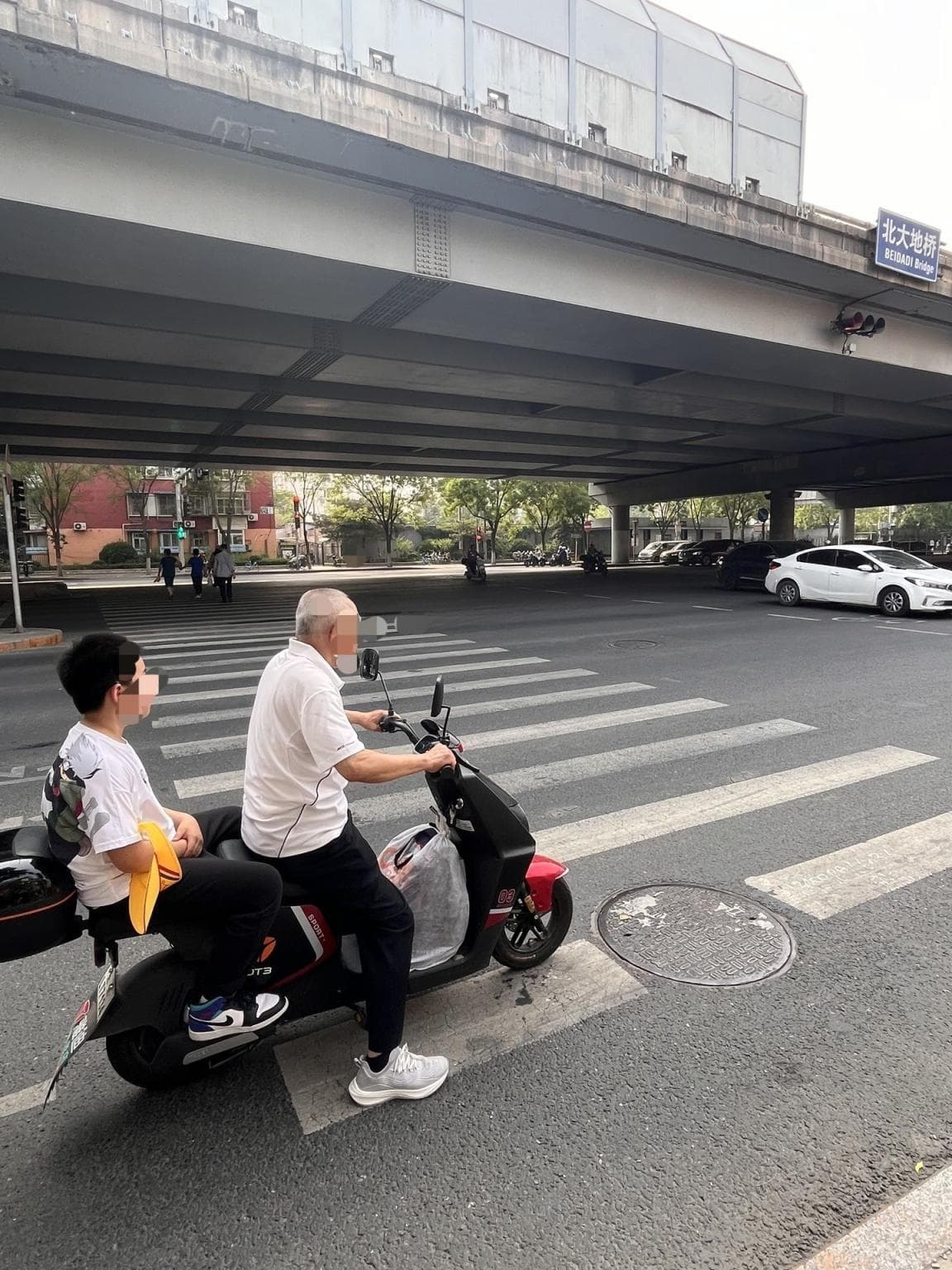 调查|不戴头盔，“小凳子”随意装，带娃骑电动车有多悬