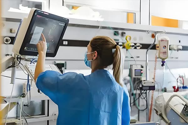 医疗设备液晶显示屏：技术分类、应用现状与未来展望