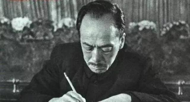 康生与郭沫若同写《卜算子·咏梅》，两者的书法到底谁更胜一筹？
