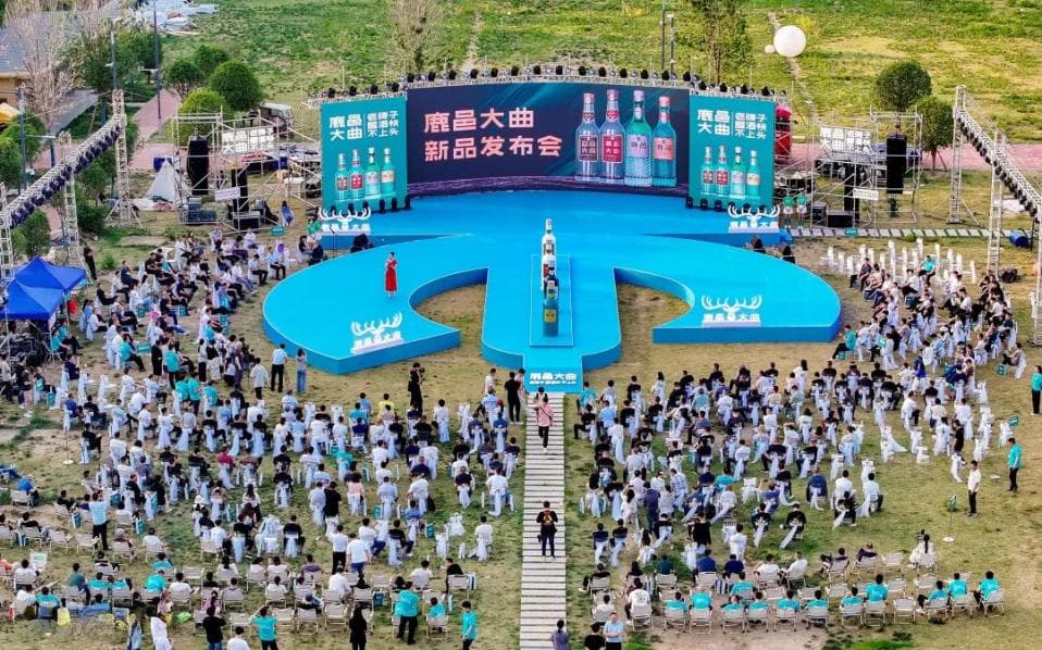 要做年轻人的“第一口白酒”，光瓶酒加速变年轻