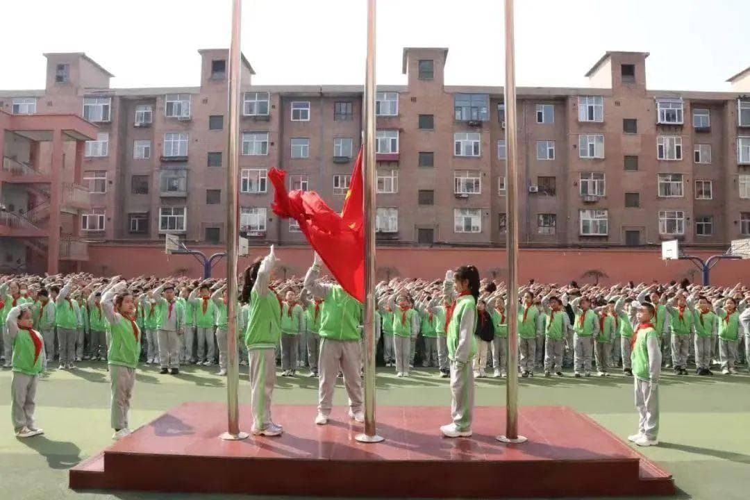 校园文明礼仪大挑战：孩子也能成为小绅士！