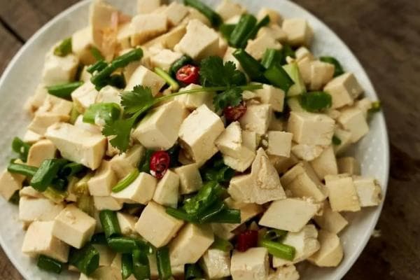 凉拌豆腐，一道看似简单却蕴含无限可能的家常美食