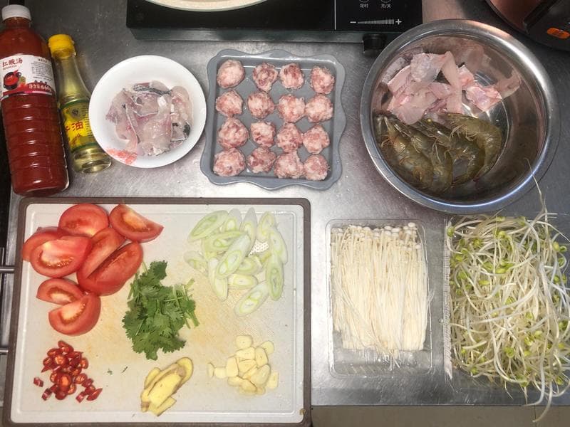 贵州酸汤火锅：酸香开胃的美味佳肴