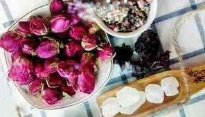 玫瑰花洛神花茶的功效与作用：葚、桃花与饮用时间，以及禁忌全解析