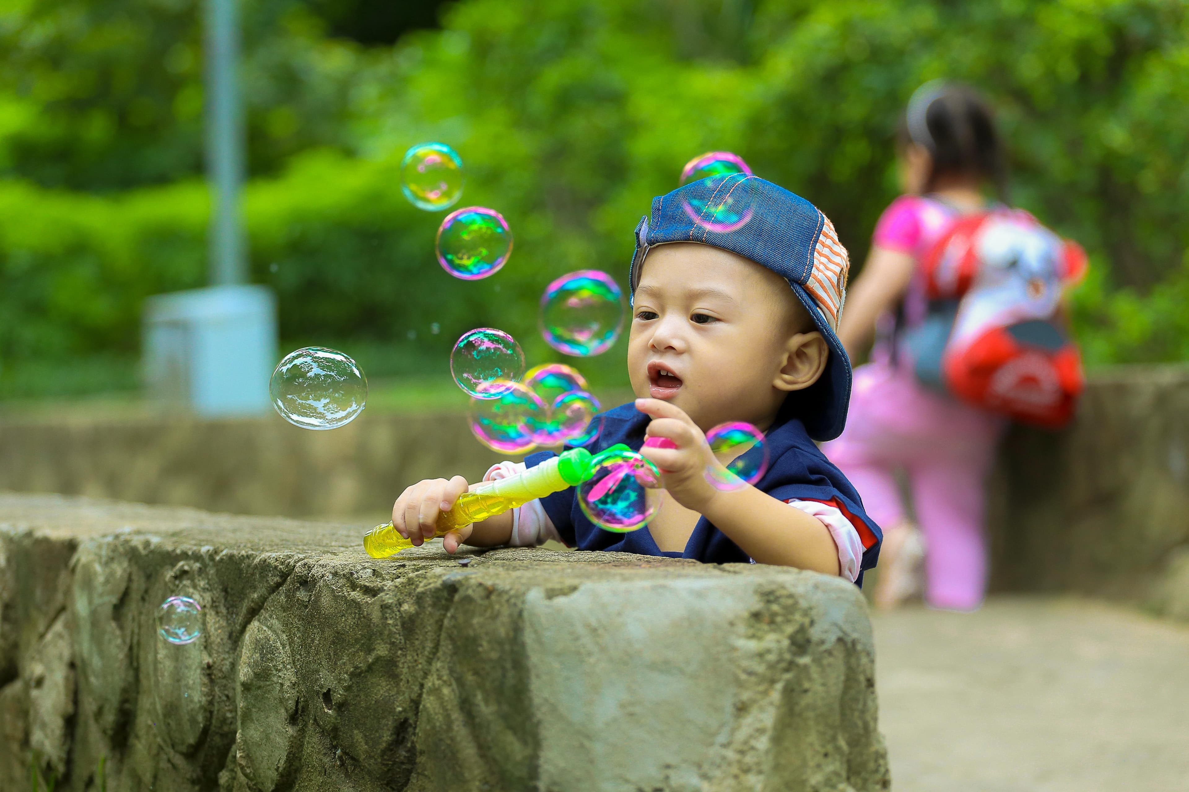 孩子频繁眨眼的原因，以及家长可以采取的应对措施。