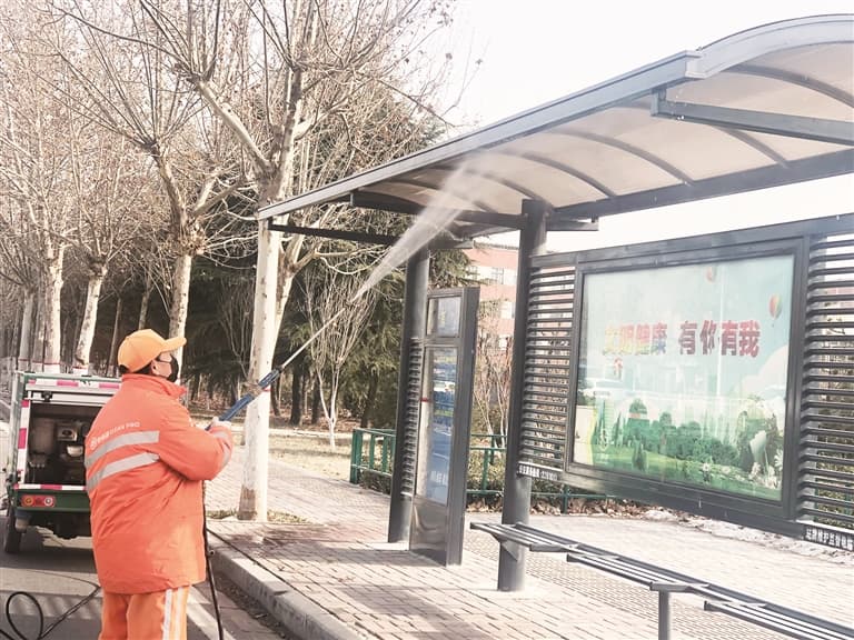 淄博开展雪后城市道路和绿植冲洗活动