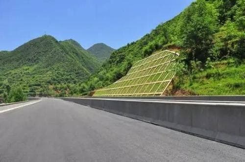 高速公路边坡位移的危害与防护措施