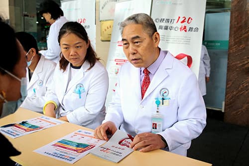 冬季急性心梗易发生，专家强调一旦发现应首先拨打120