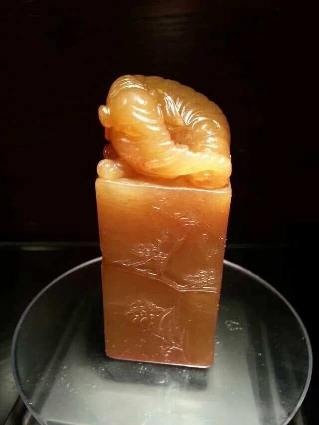 田黄石雕刻的“太平有象”印钮作品