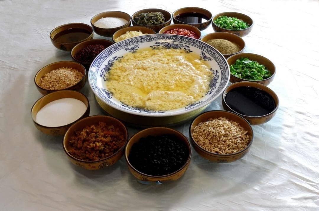 川渝石磨豆花：七步工艺打造舌尖美味，蘸料调出地方风情