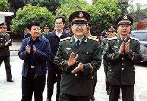 他48岁任武警总参谋，59岁被授上将，退休后坚持为国做贡献