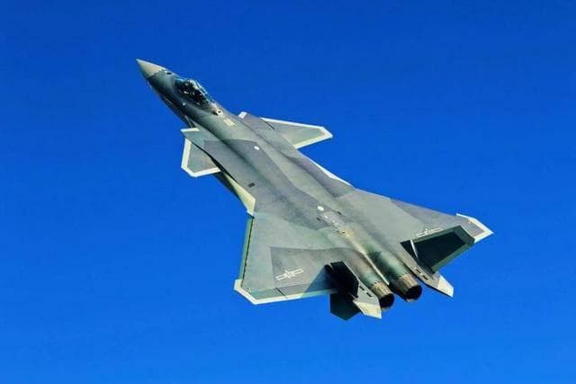 年产百架歼-20下线，性能超F-35，中国航空工业实现弯道超车