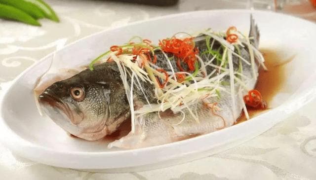 蒸鲈鱼怎么做才好吃？不要放盐和料酒，牢记正确做法，鱼鲜嫩不腥