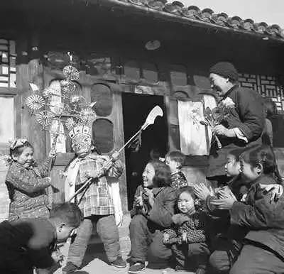 七十年来中国人衣着巨变：从单一色调到时尚多元