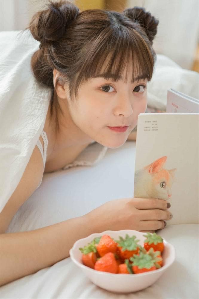 女生撩头发是暗示什么？解读女人肢体语言的密码！
