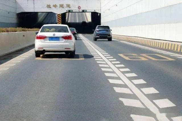 路上的“鱼骨线”标识，到底是什么意思？交警：很多车主被扣分