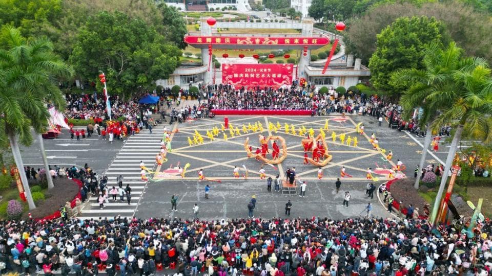 肇庆德庆：多彩闹元宵，二十多万民众欢聚德庆赏龙舞、“攻狮子”