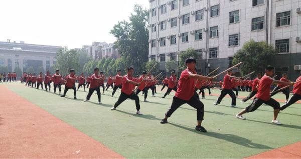 叛逆期女孩教育指南：正规学校如何应对叛逆女孩？