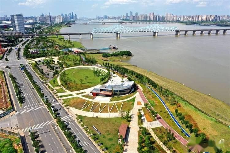 南昌沿江公园：城市绿洲中的休闲胜地