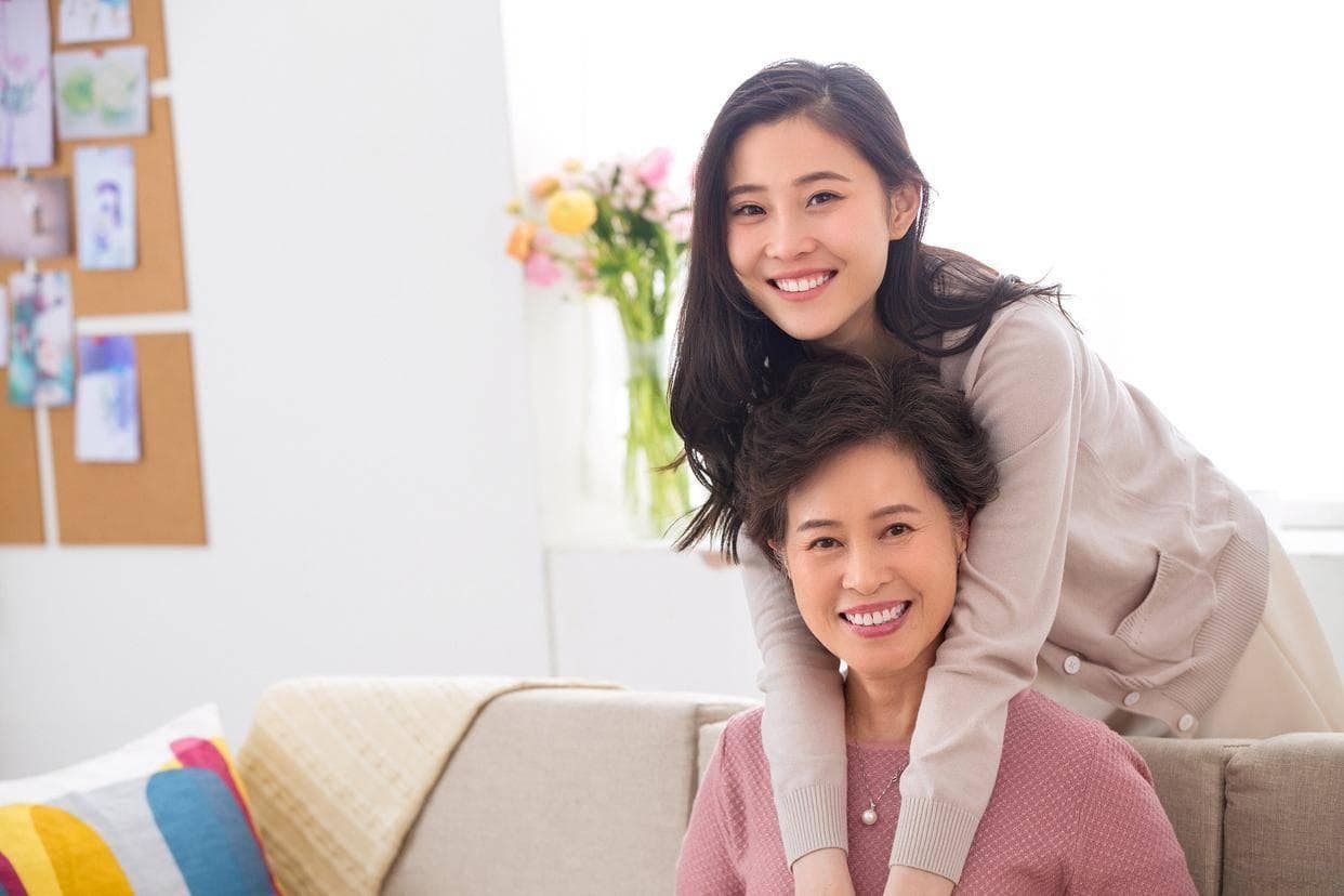 在婚礼上，婆婆妈妈们应该怎么搭配服装配饰才得体呢？