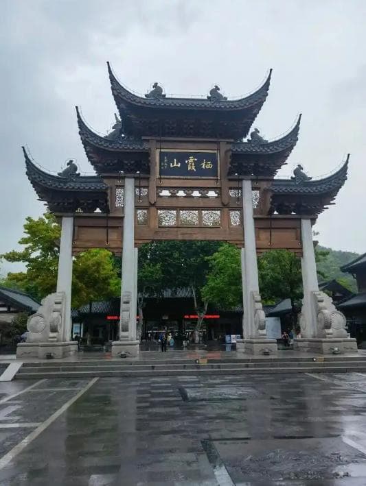 栖霞山秋景：赏枫胜地与历史文化的交响