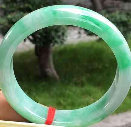 送玉手镯有什么讲究多，颜色有什么讲究：玉镯寓意与选购指南