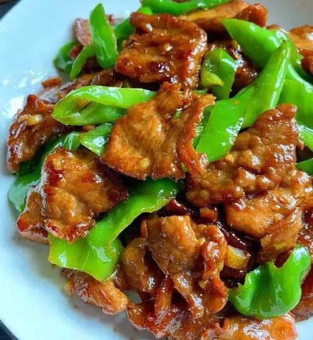 炒肉时如何正确放置辣椒以提升风味