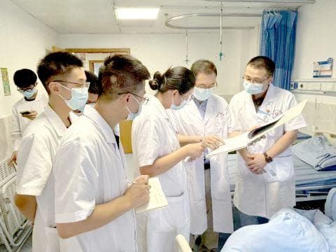 膝关节出现问题，怎样进行保守治疗？