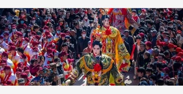 “咚咚咚”彻底火了，游客挤满现场，网友：这是00后的“国风大典”