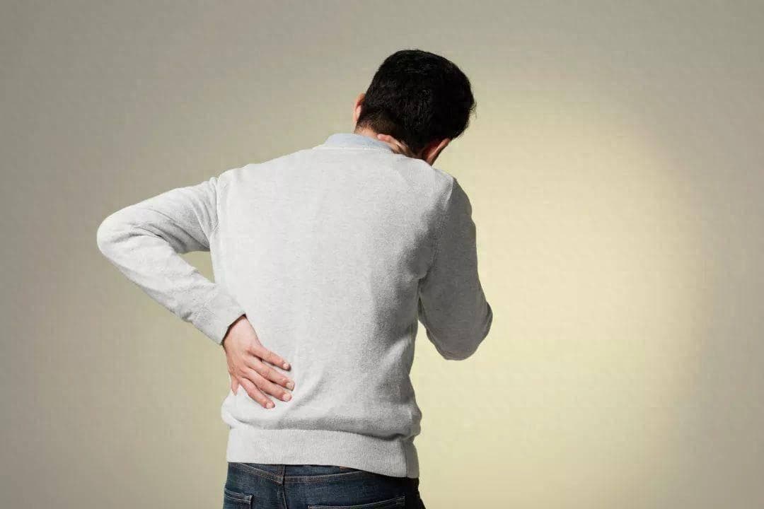 后背疼痛不一定是劳累，提醒：或许与4种情况有关，看完涨知识了
