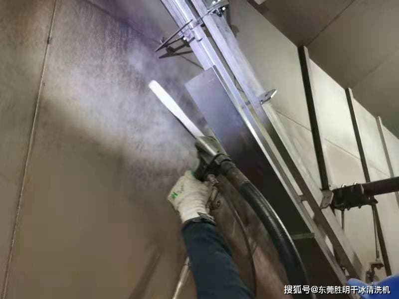 高光模具清洗的高效解决方案：干冰清洗机的应用与优势