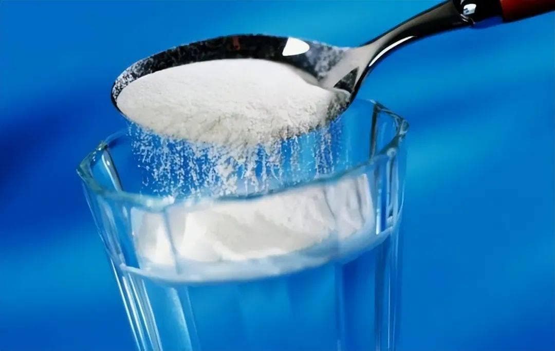 当盐遇到水：溶解过程与质量守恒的化学解读