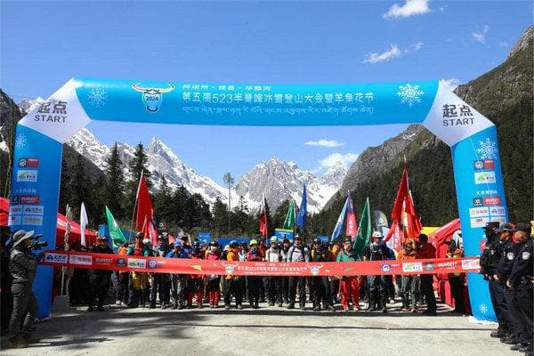 赛事升级，百人齐攀！第五届半脊峰冰雪登山大会在毕棚沟景区燃情开赛