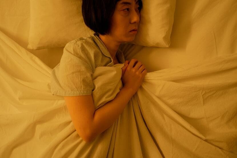 55岁妇人与女儿被骗千万积蓄！诈骗受害者常现哪些心理症状？何时该就医？